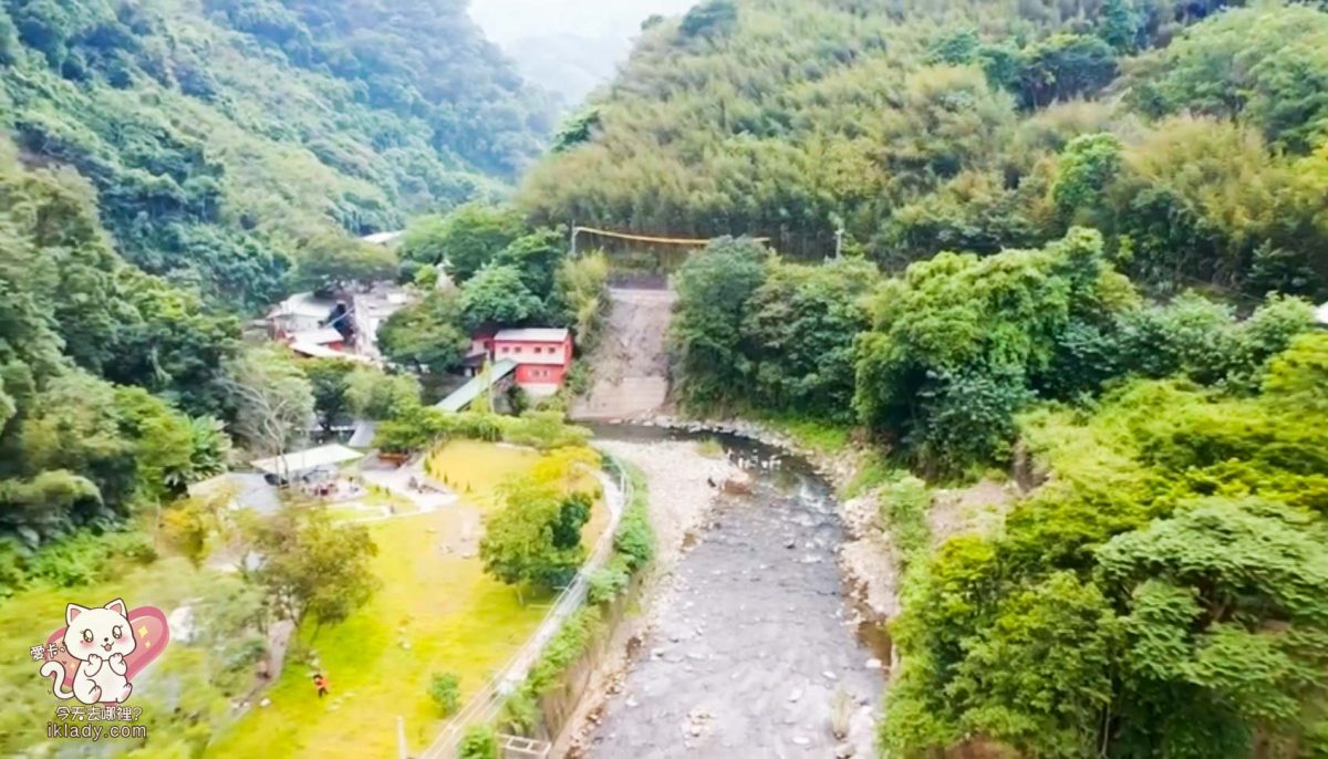 流霞谷親水烤肉園區的空拍圖中，看到整個地形就是於山谷之中，園區其實也比想像中的大。